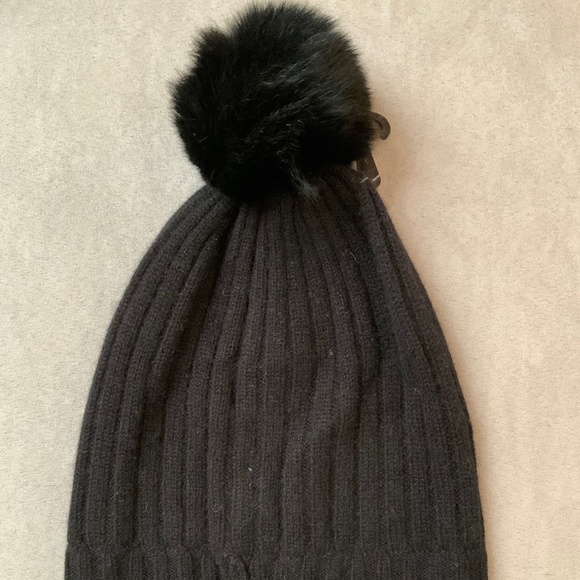 Amicale 100 % Cashmere Genuine Shearling Pompom Beanie Hat in Black Color OS NWT - Picture 2 of 8